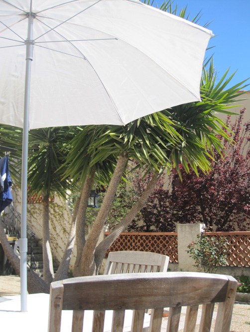 espace terrasse T2 en location saisonnière Marseille l`Estaque